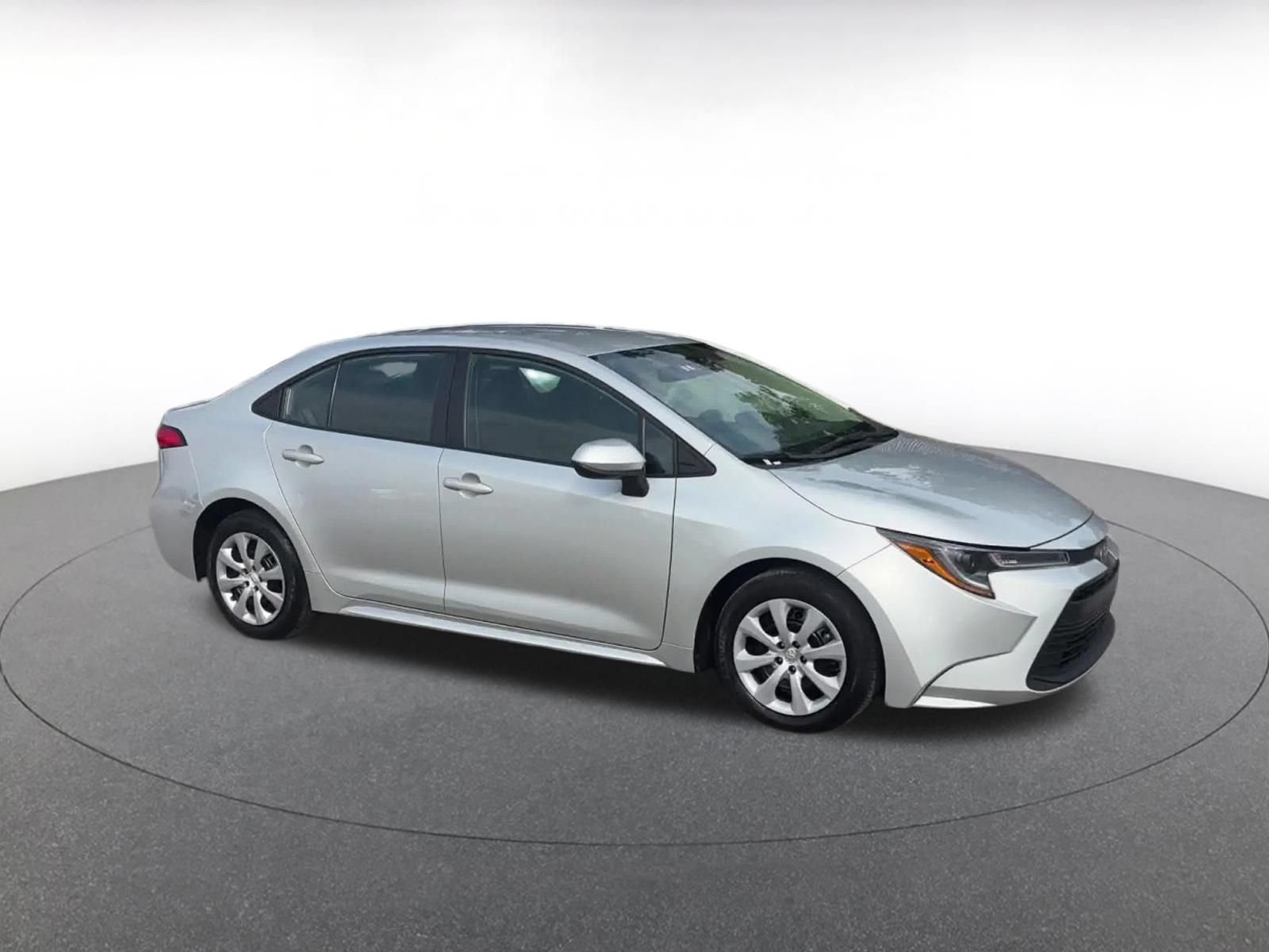 Used 2025 Toyota Corolla LE FWD image 2