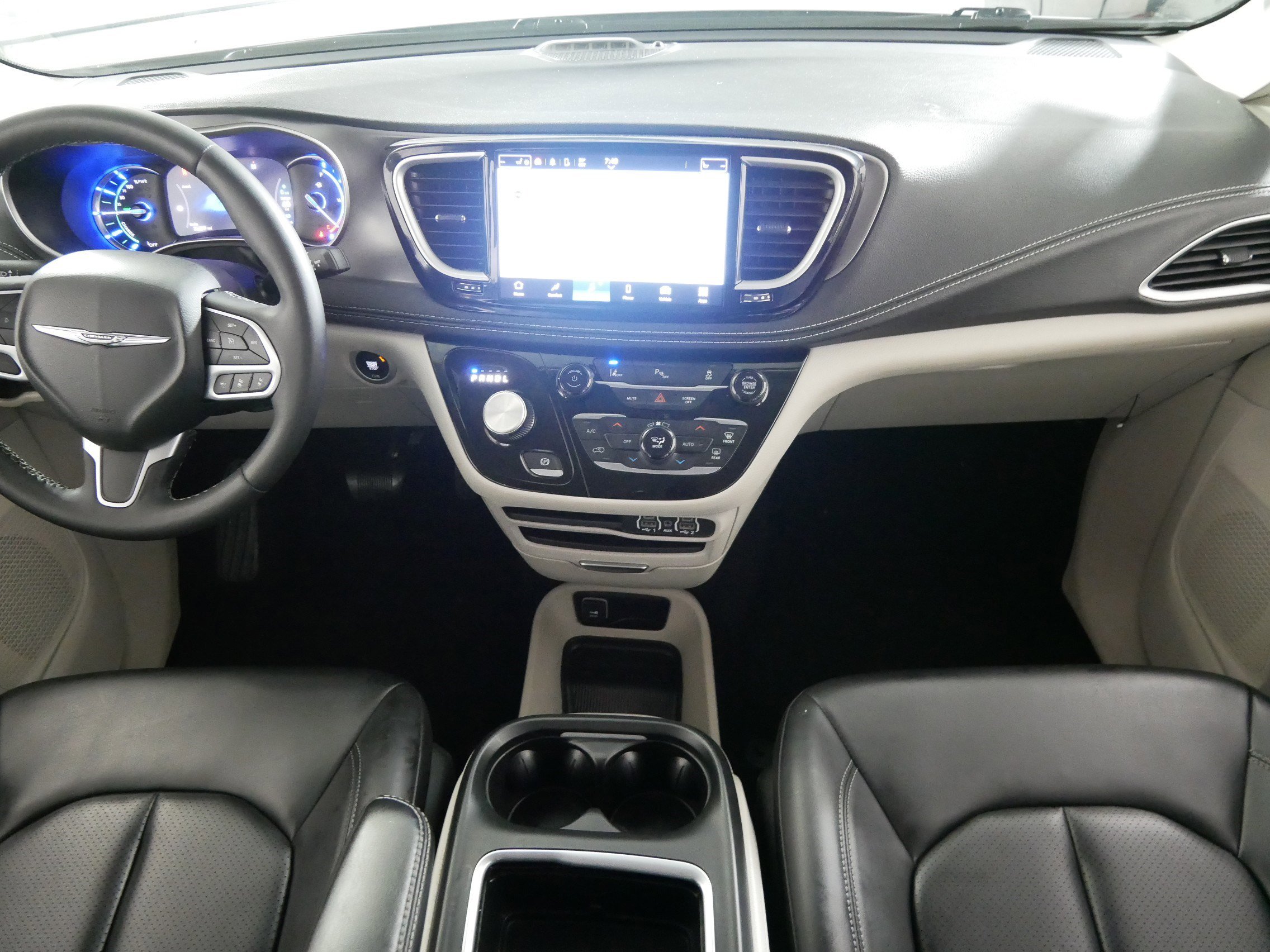 Used 2023 Chrysler Pacifica Touring-L FWD image 10