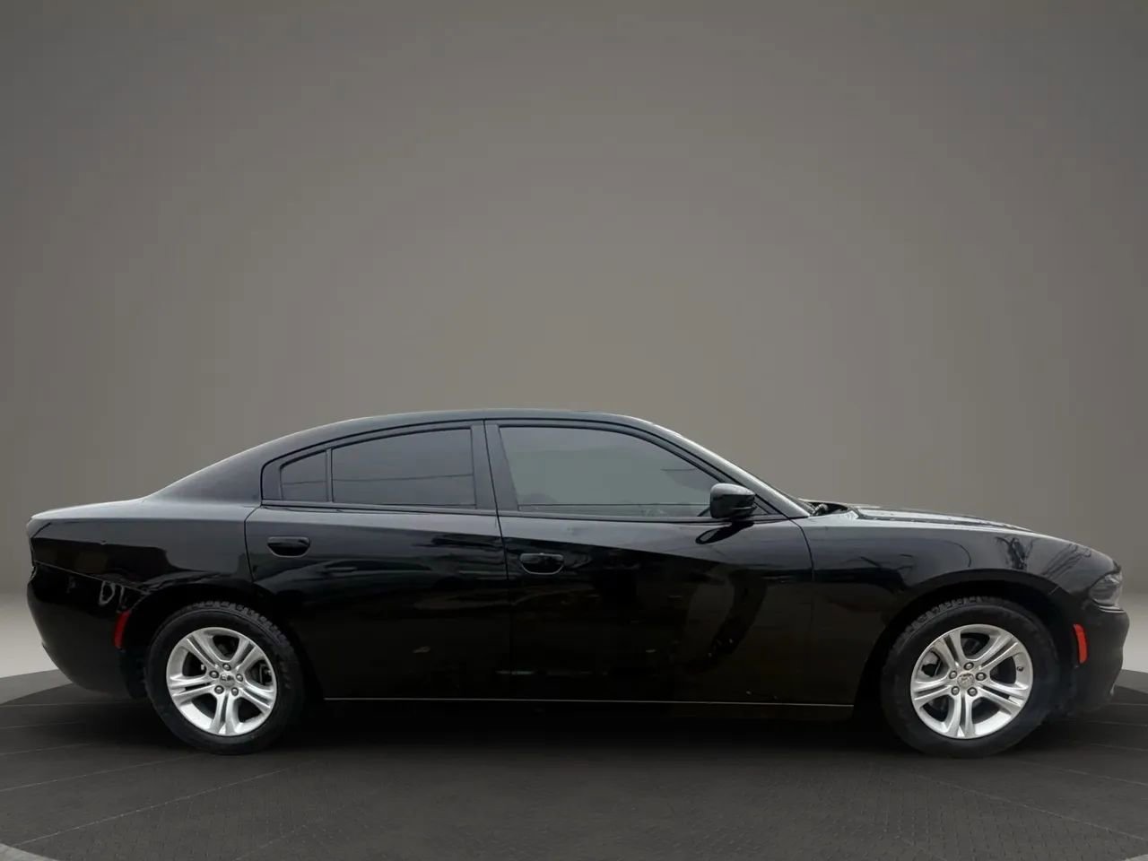 Used 2022 Dodge Charger SXT w/ Leather Interior Group RWD image 4