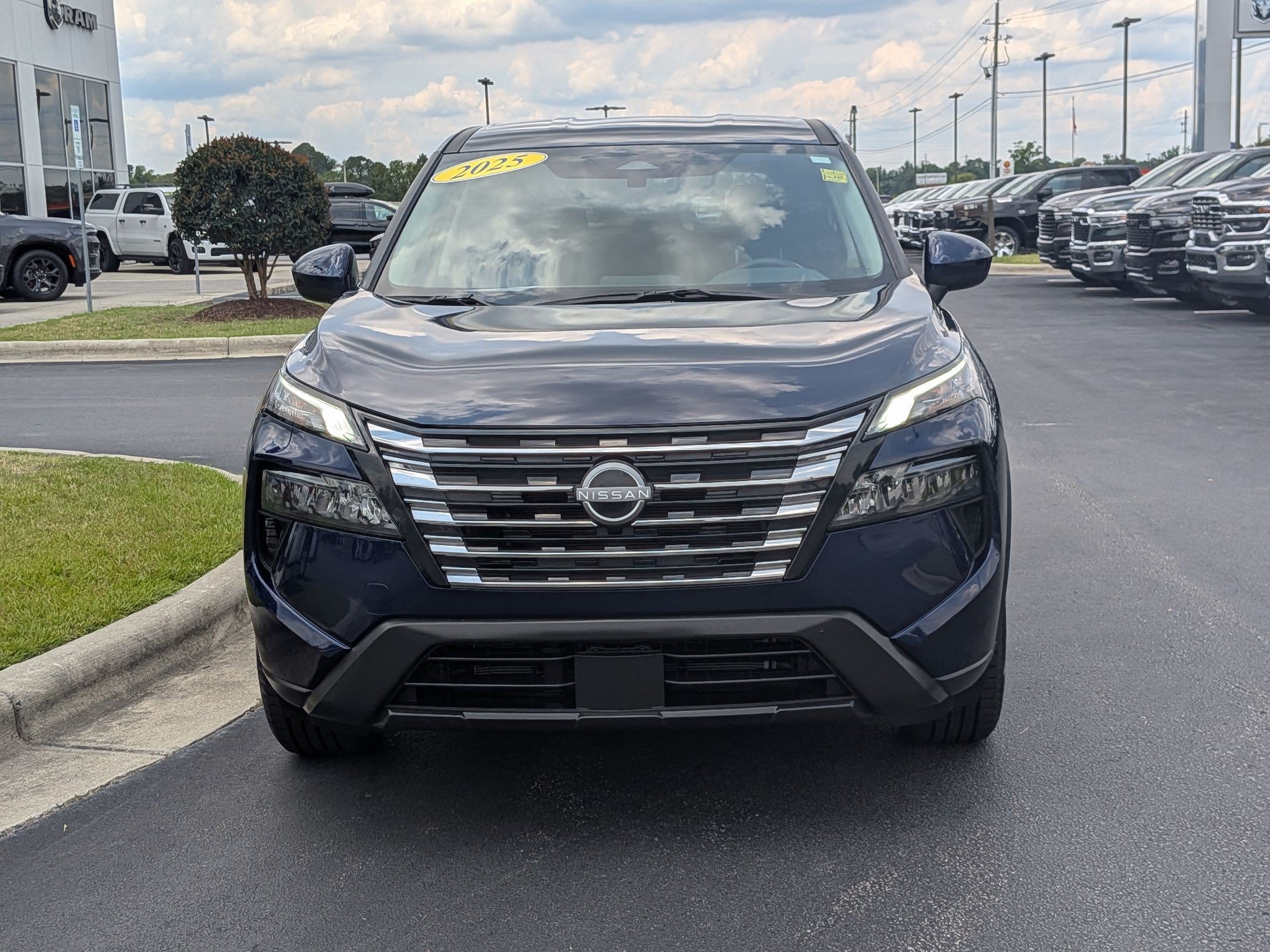 Used 2025 Nissan Rogue SV FWD image 2
