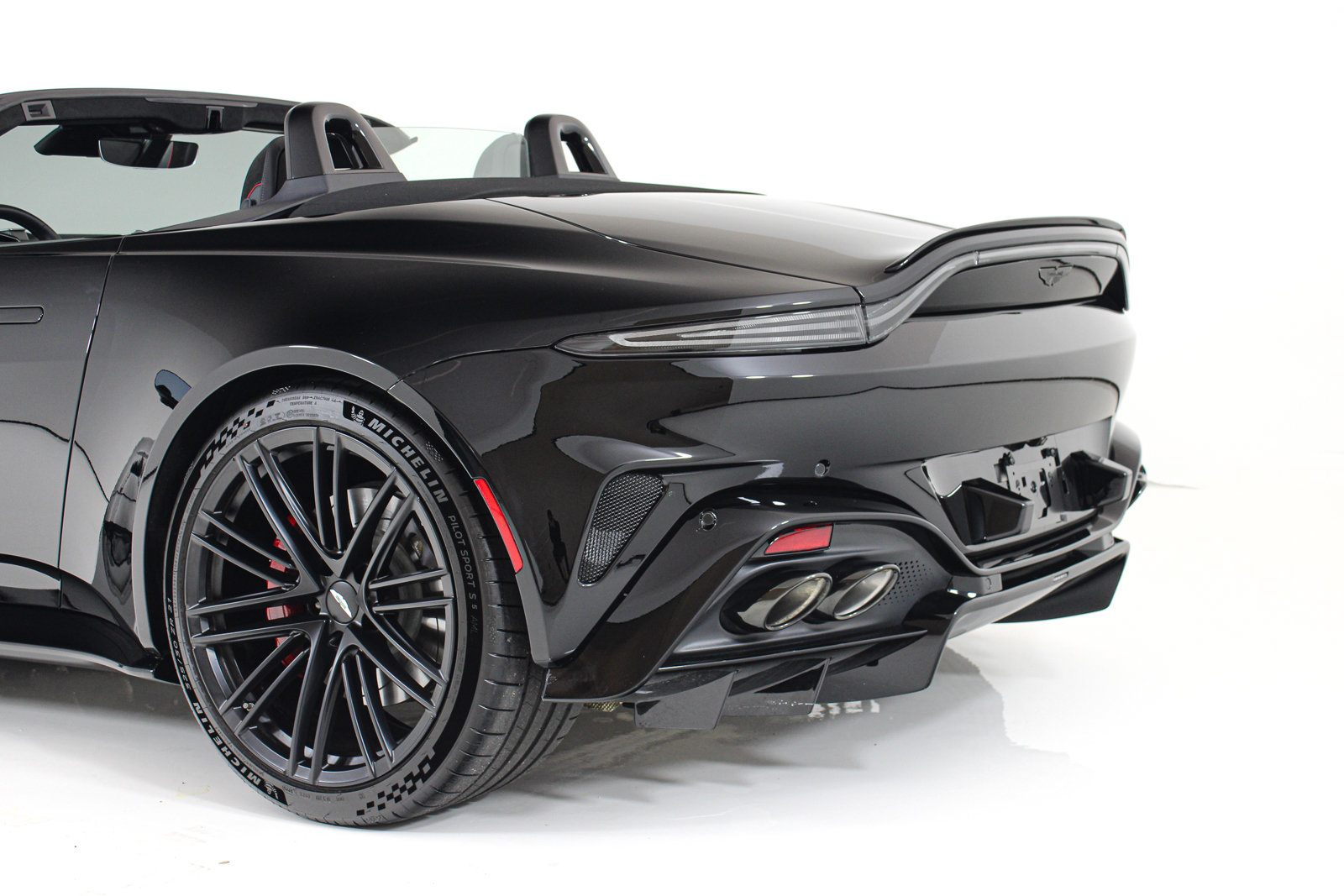 Used 2026 Aston Martin V8 Vantage S RWD image 15