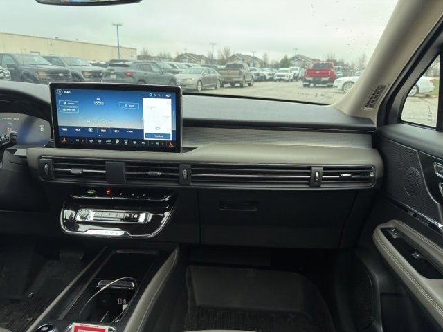 Used 2025 Lincoln Corsair AWD image 12