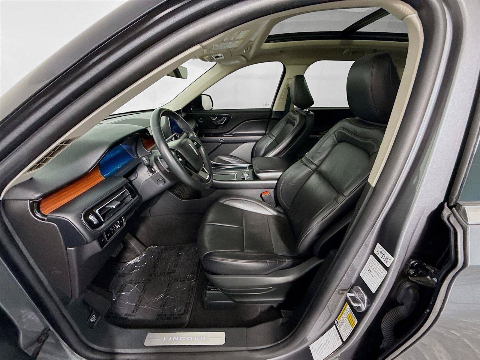 Used 2023 Lincoln Aviator Reserve AWD/4WD image 2