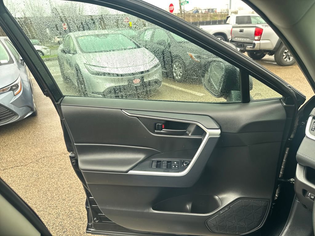 Used 2024 Toyota RAV4 LE image 31