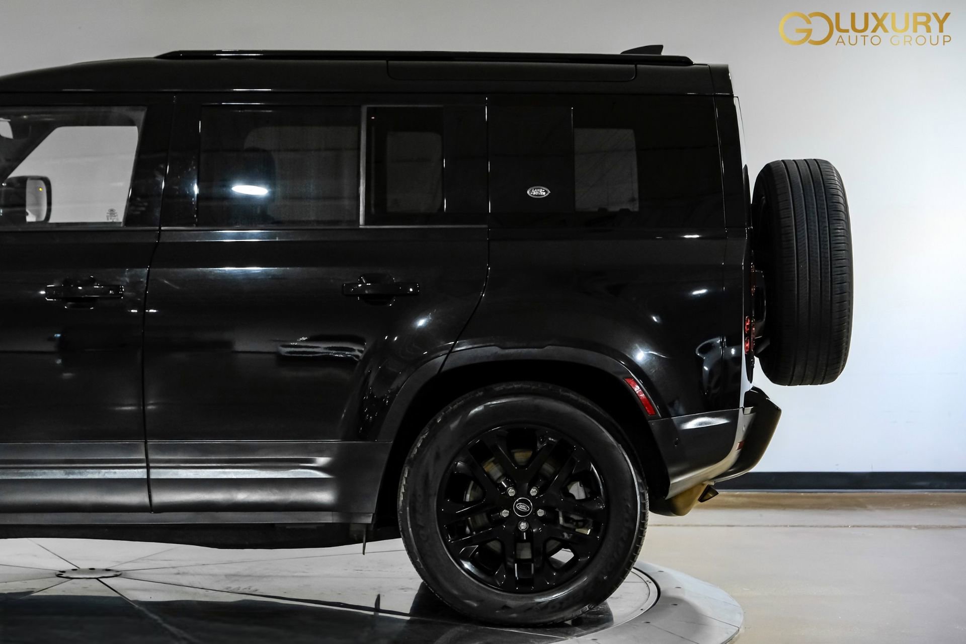 Used 2023 Land Rover Defender 110 SE image 15