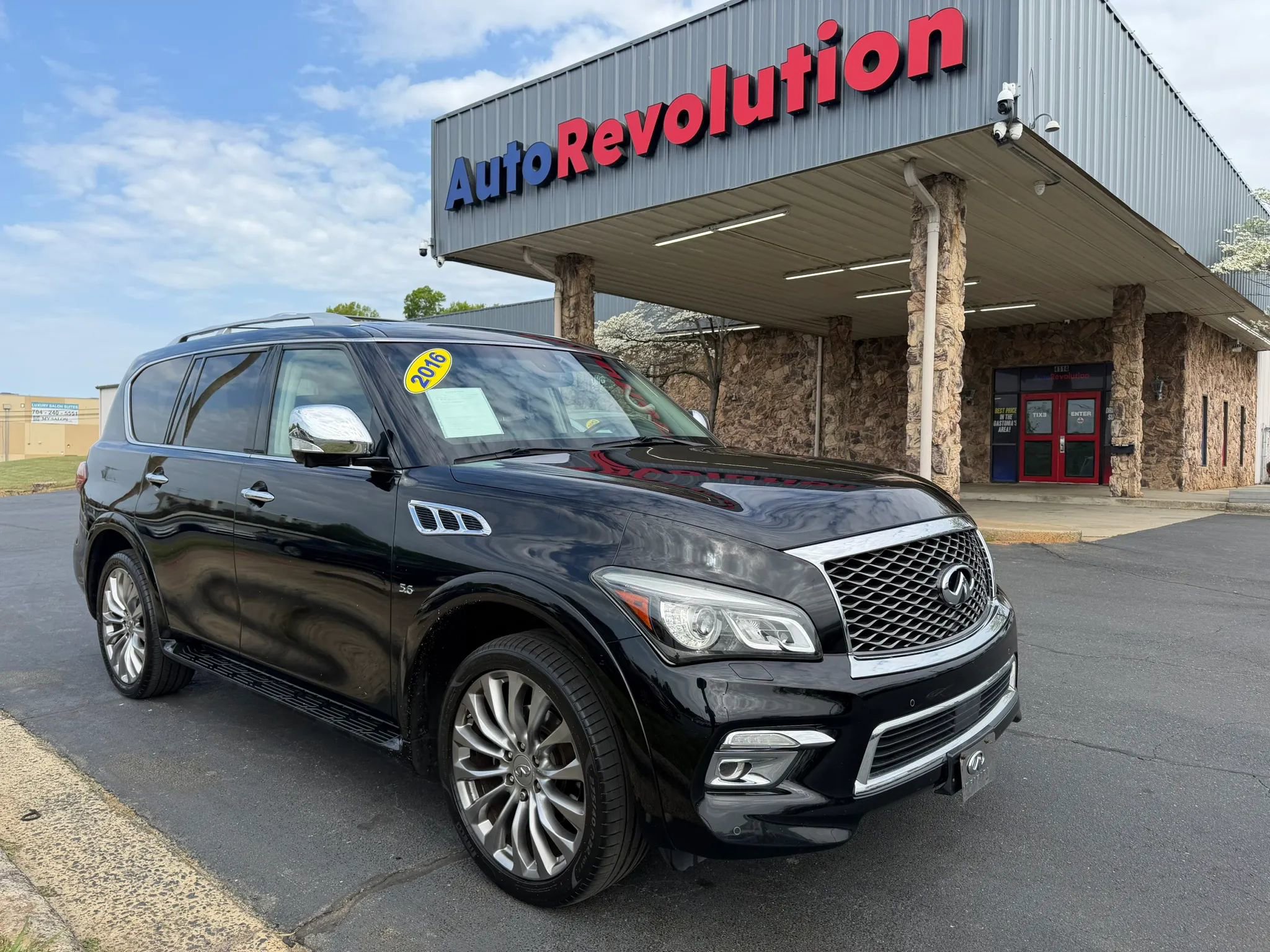 Used 2016 INFINITI QX80 4WD w/ Deluxe Technology Package