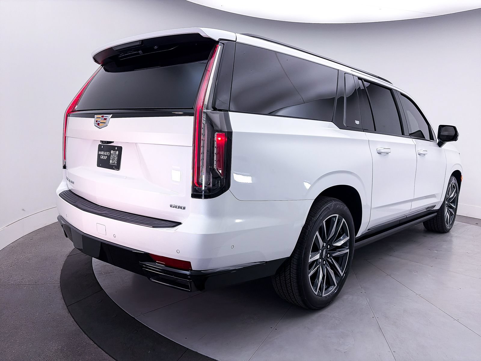 Used 2023 Cadillac Escalade ESV Sport Platinum AWD/4WD image 19