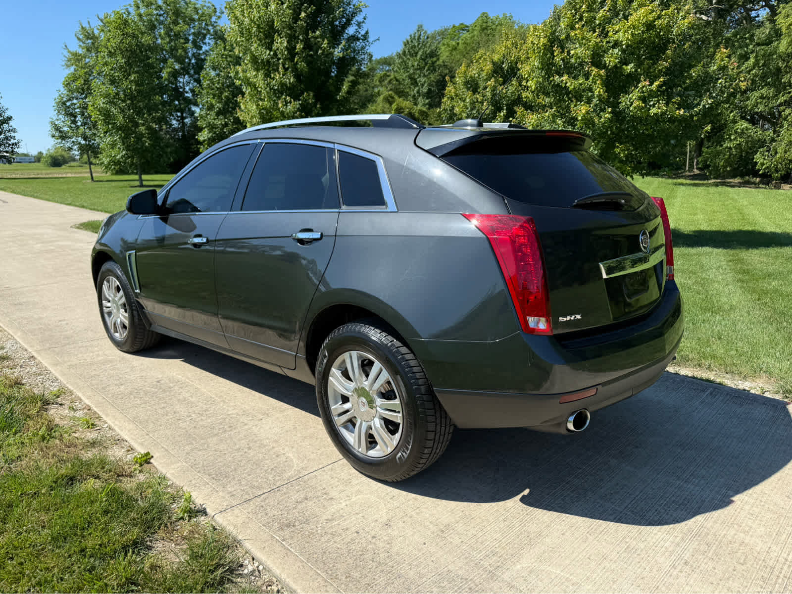 Used 2016 Cadillac SRX Luxury w/ Driver Awareness Package FWD image 3