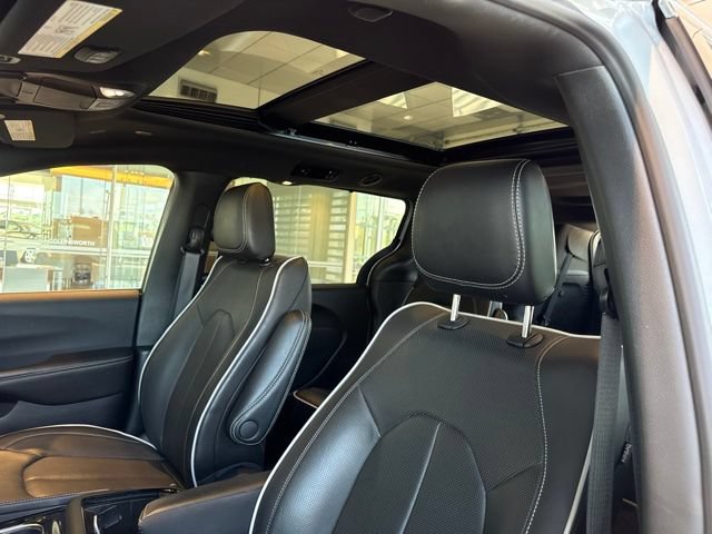 Used 2026 Chrysler Pacifica Limited FWD image 2