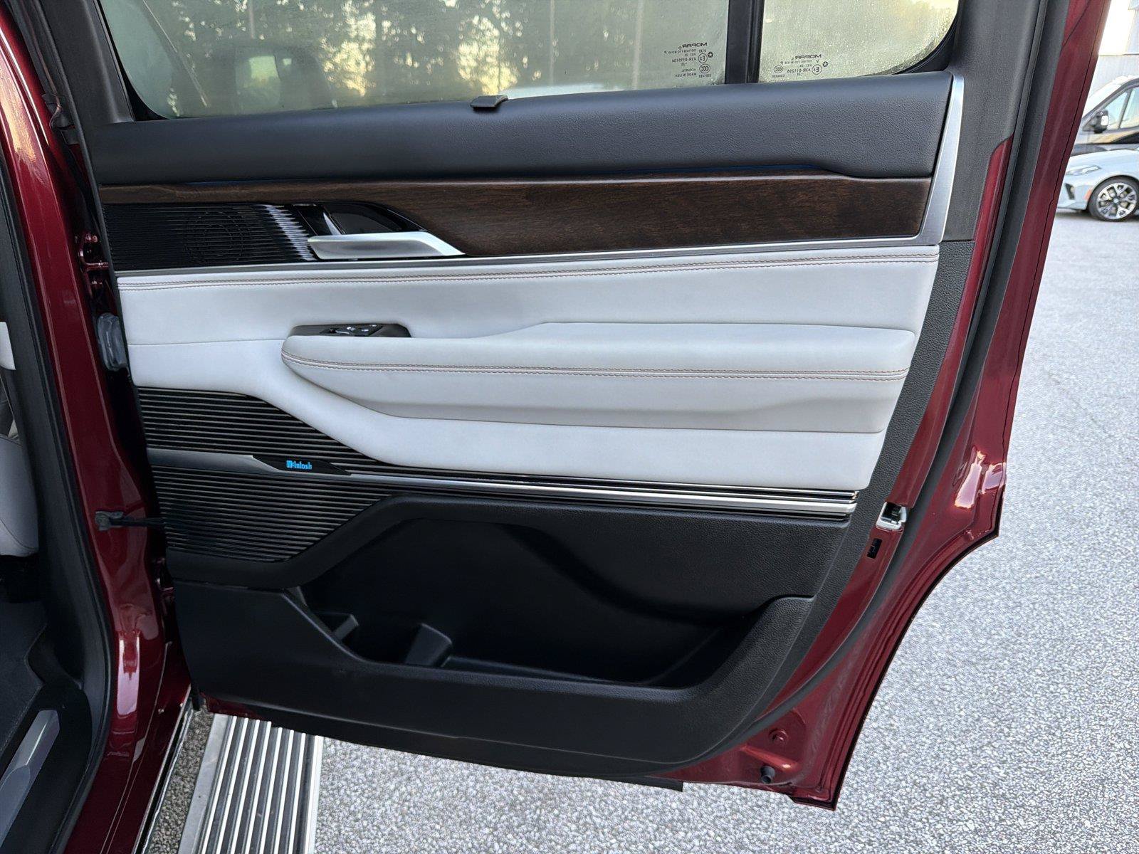 Used 2025 Jeep Grand Wagoneer 4WD image 16