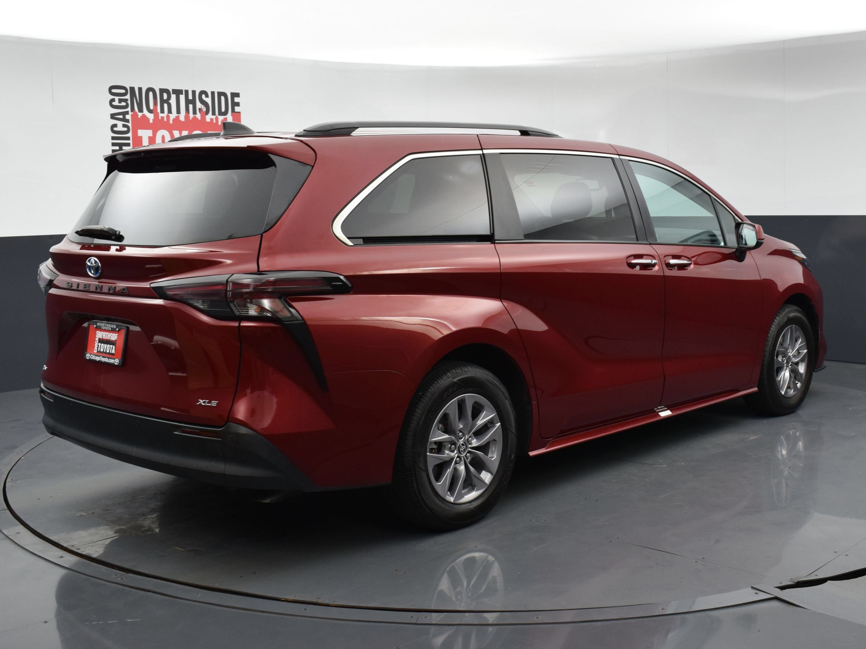 Used 2025 Toyota Sienna XLE FWD image 4