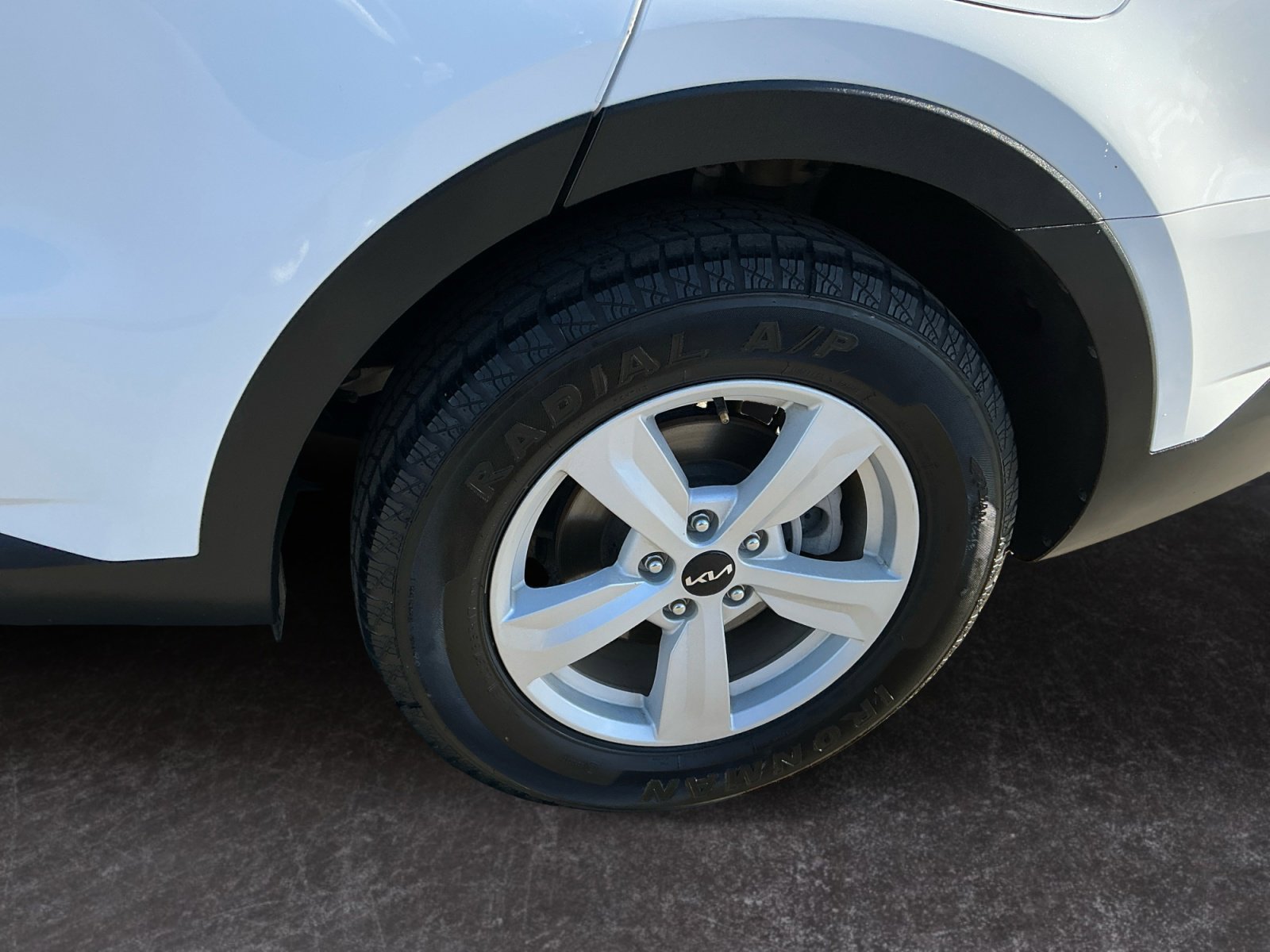 Used 2023 Kia Sorento LX image 9