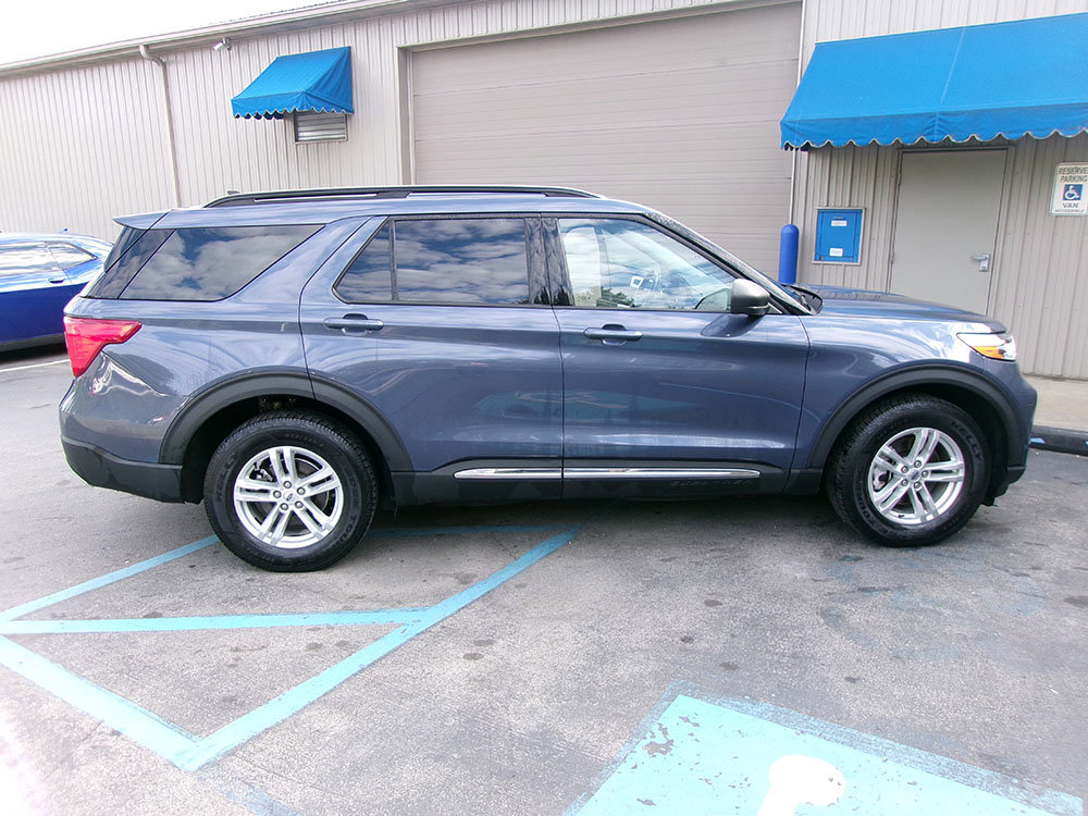 Used 2021 Ford Explorer XLT w/ Equipment Group 202A AWD/4WD image 6