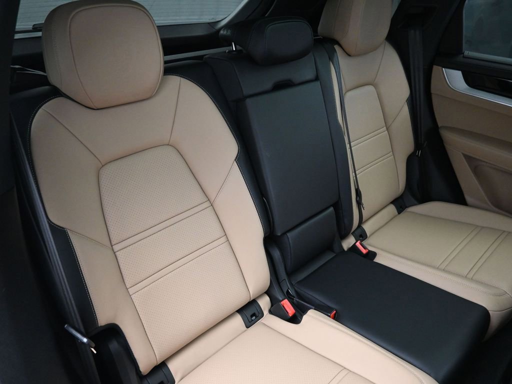 Certified 2024 Porsche Cayenne AWD/4WD image 28