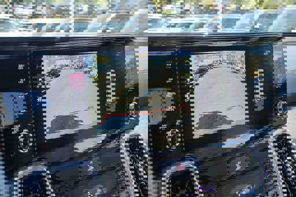 Certified 2023 Kia Sorento SX image 22