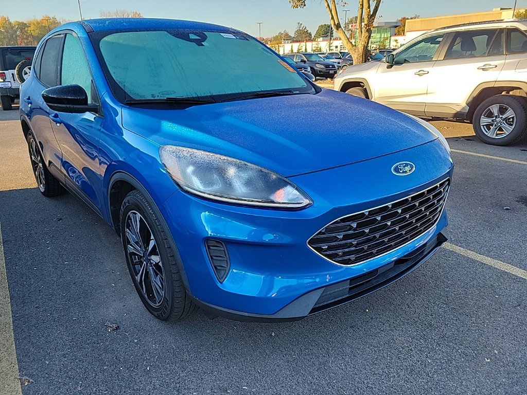 Used 2021 Ford Escape SE w/ SE Sport Appearance Package FWD image 3