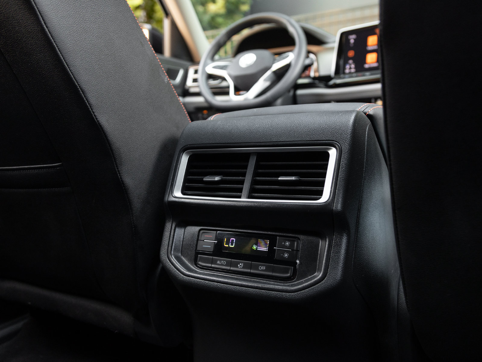 Used 2025 Volkswagen Atlas Peak Edition SE AWD/4WD image 25