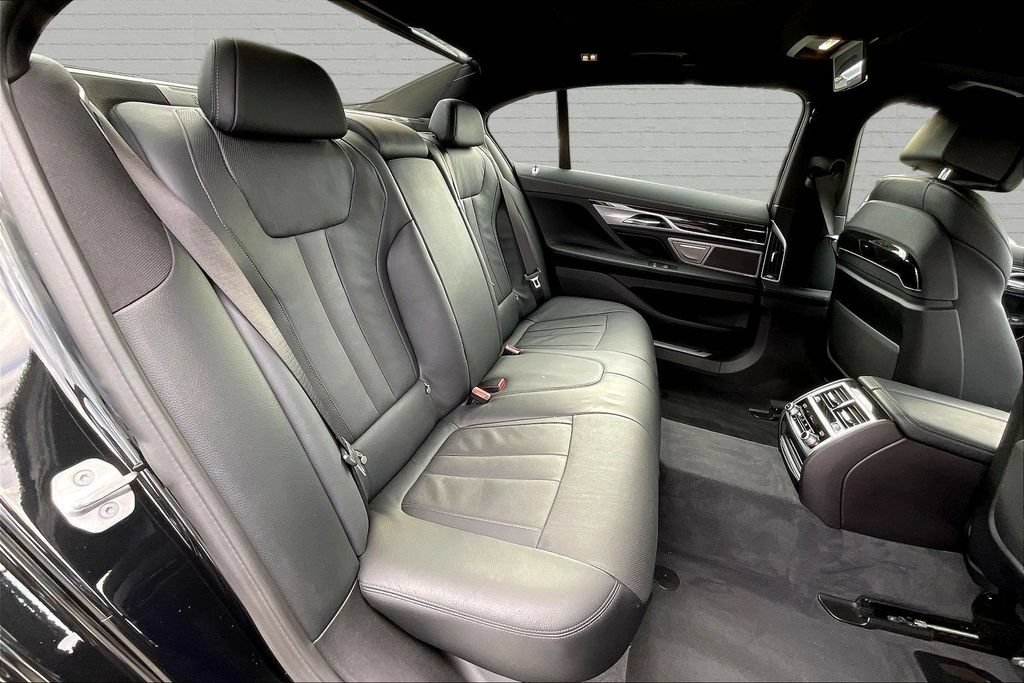 Used 2022 BMW 740i w/ M Sport Package RWD image 15