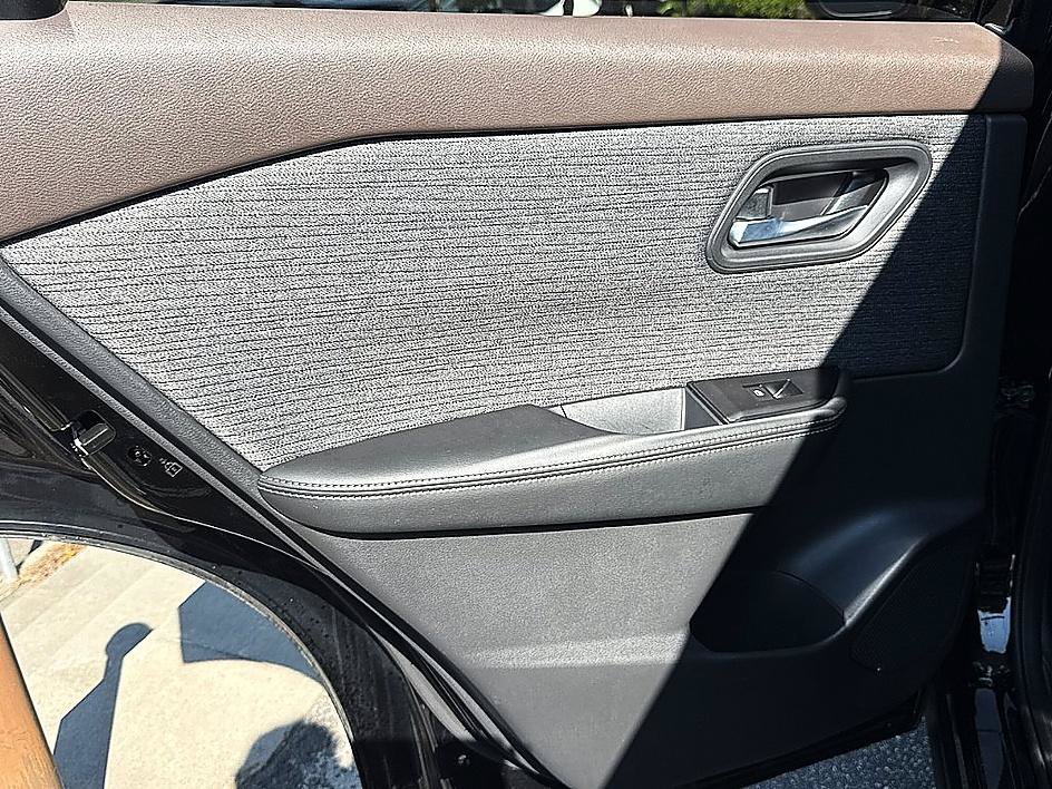 Used 2021 Nissan Rogue SV FWD image 12