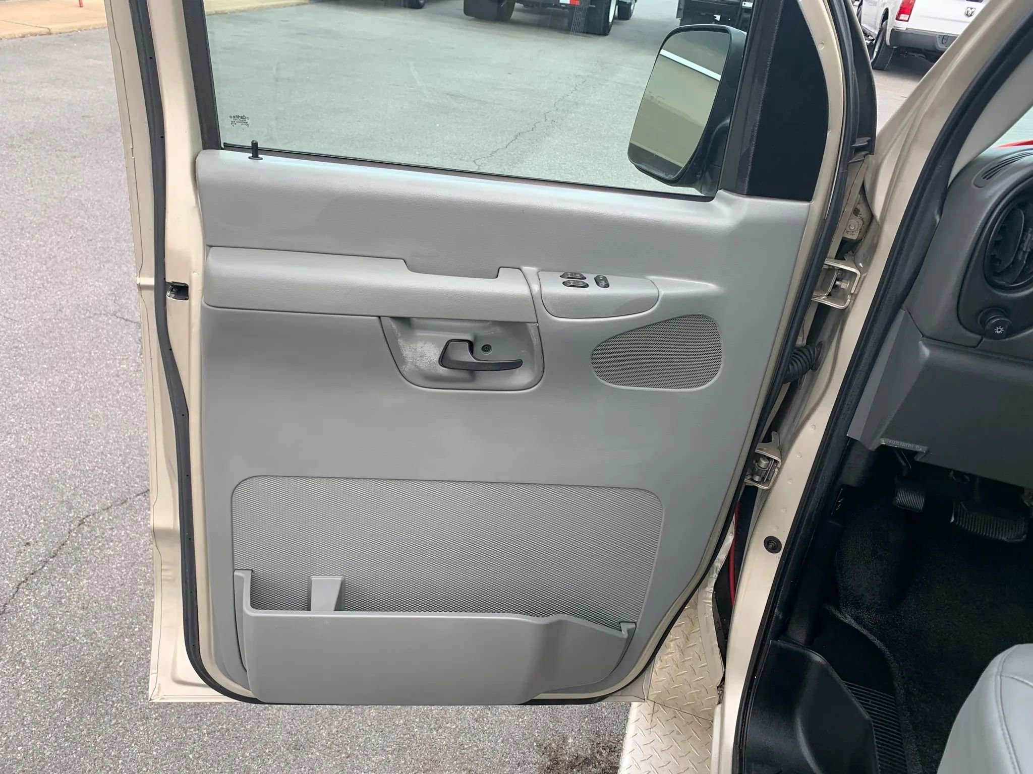 Used 2007 Ford E-350 and Econoline 350 XL image 9