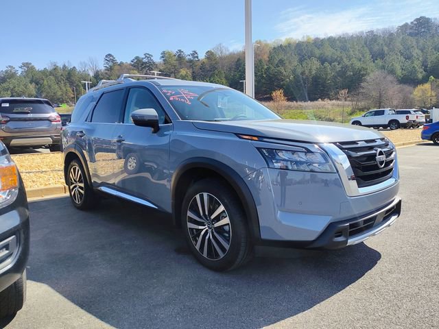 Used 2025 Nissan Pathfinder Platinum image 3