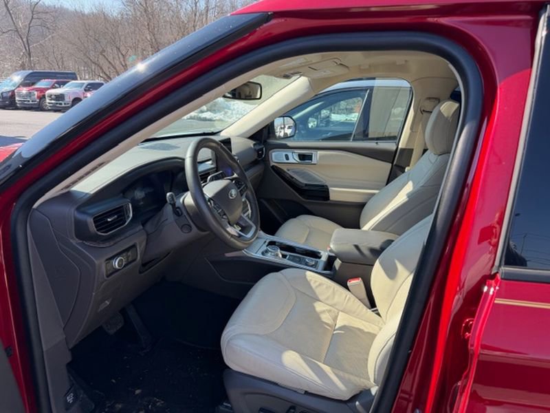 Used 2023 Ford Explorer Platinum w/ Technology Package image 4