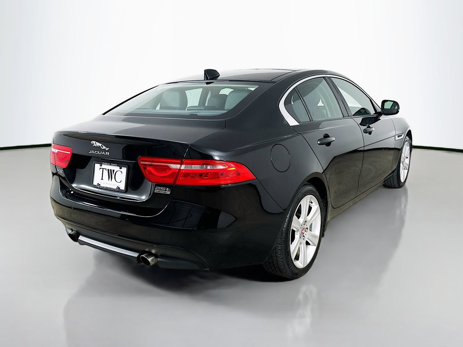 Used 2018 Jaguar XE Premium AWD/4WD image 5