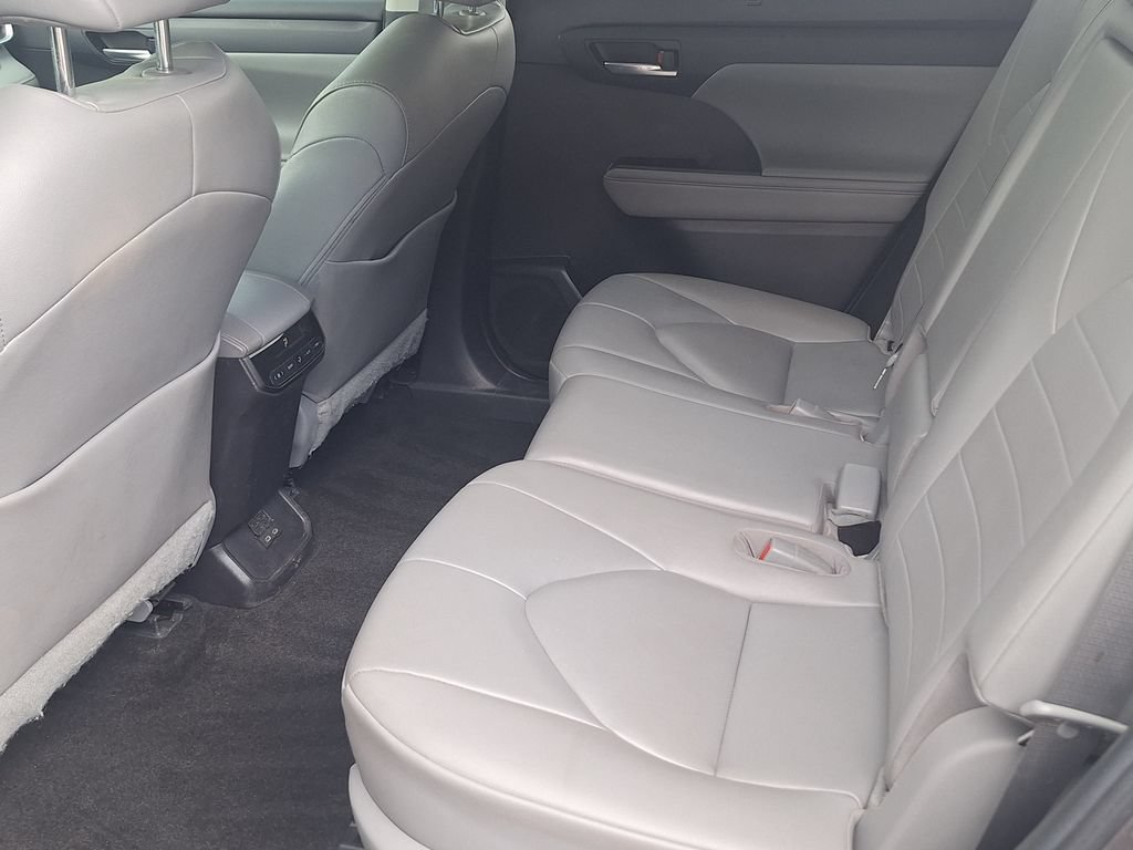 Used 2023 Toyota Highlander XLE AWD/4WD image 11
