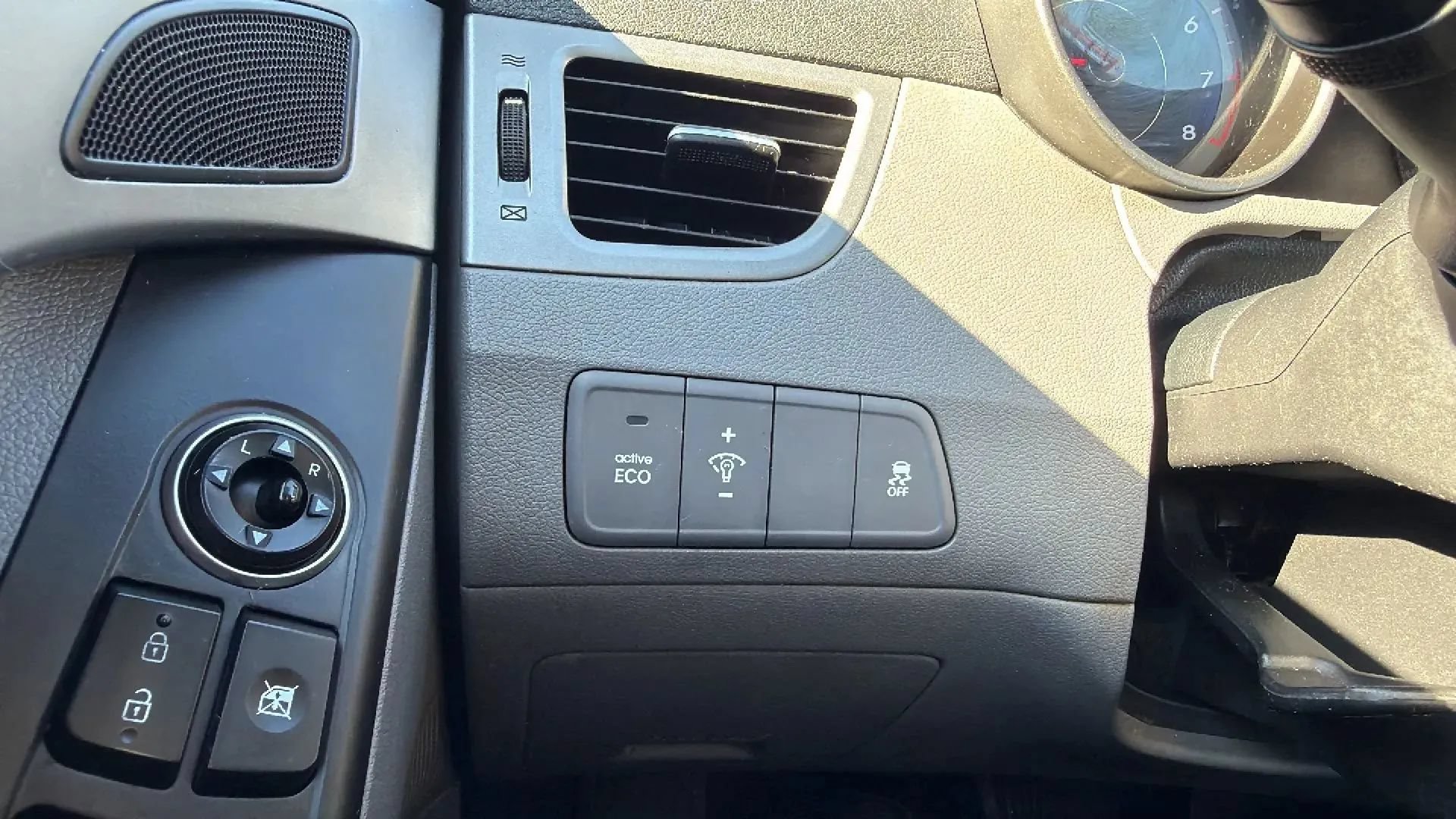 Used 2015 Hyundai Elantra SE FWD image 14