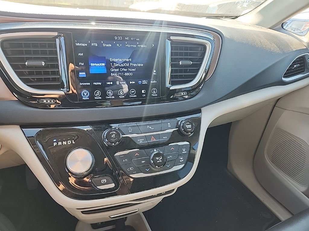 Used 2017 Chrysler Pacifica Touring-L image 14