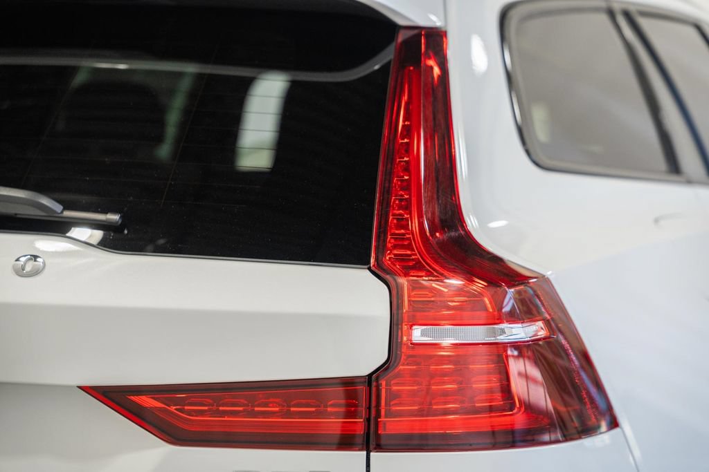 Used 2025 Volvo V60 B5 Cross Country Plus AWD/4WD image 6
