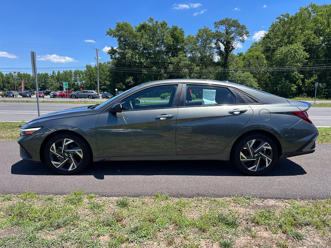 Used 2025 Hyundai Elantra Sport FWD image 2