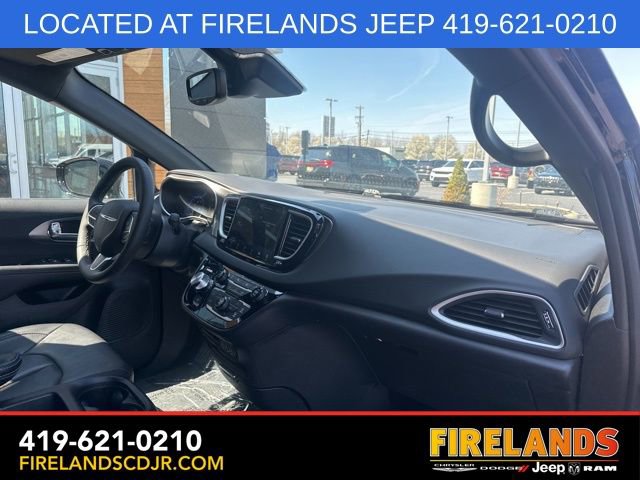 Used 2025 Chrysler Pacifica Select image 12