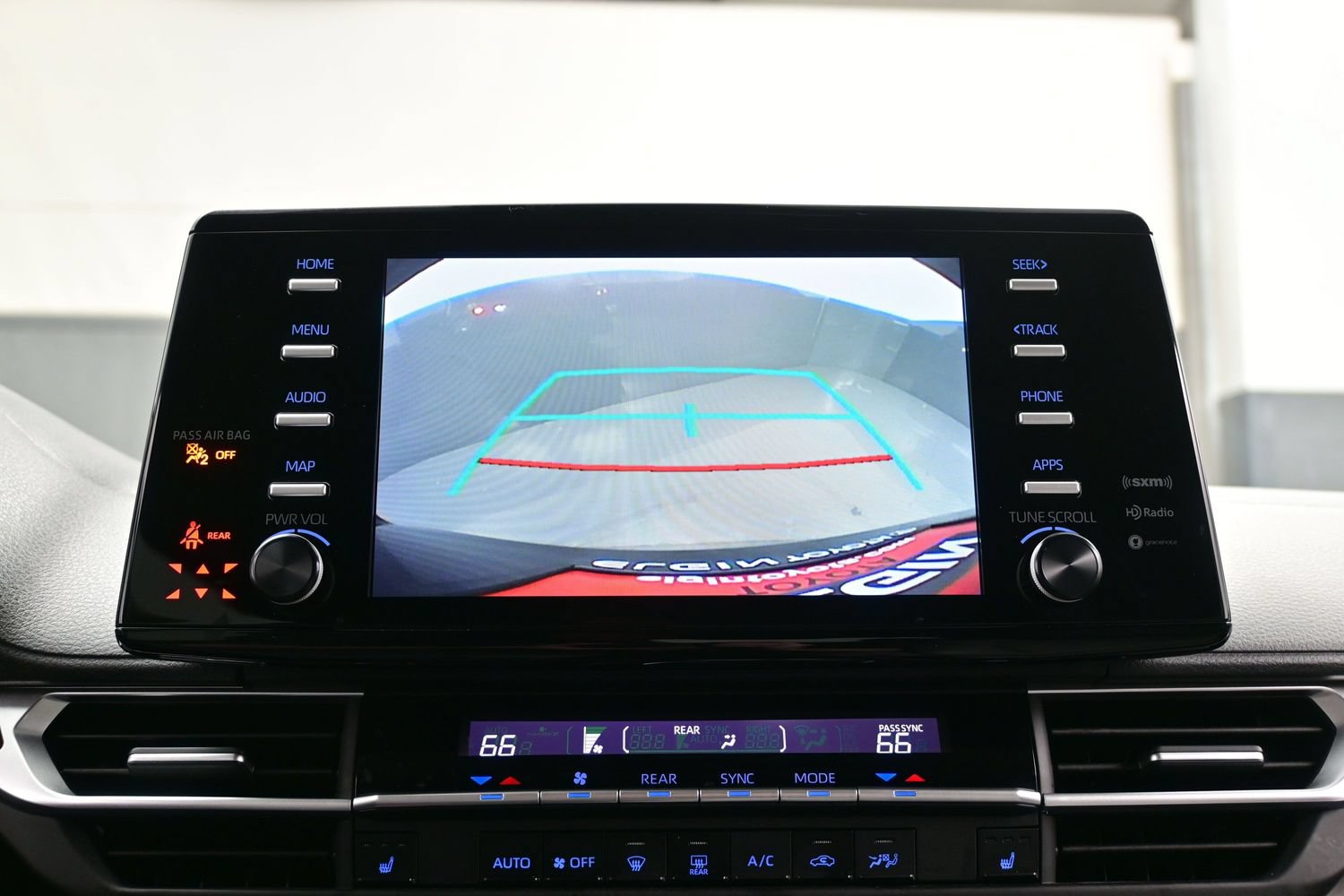 Used 2024 Toyota Sienna XLE FWD image 21