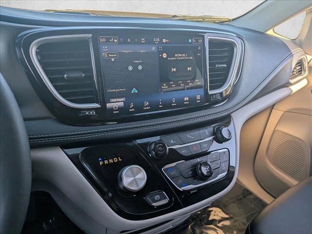 Used 2024 Chrysler Pacifica Select image 13
