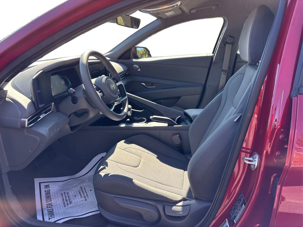Certified 2025 Hyundai Elantra SE w/ Cargo Package image 9