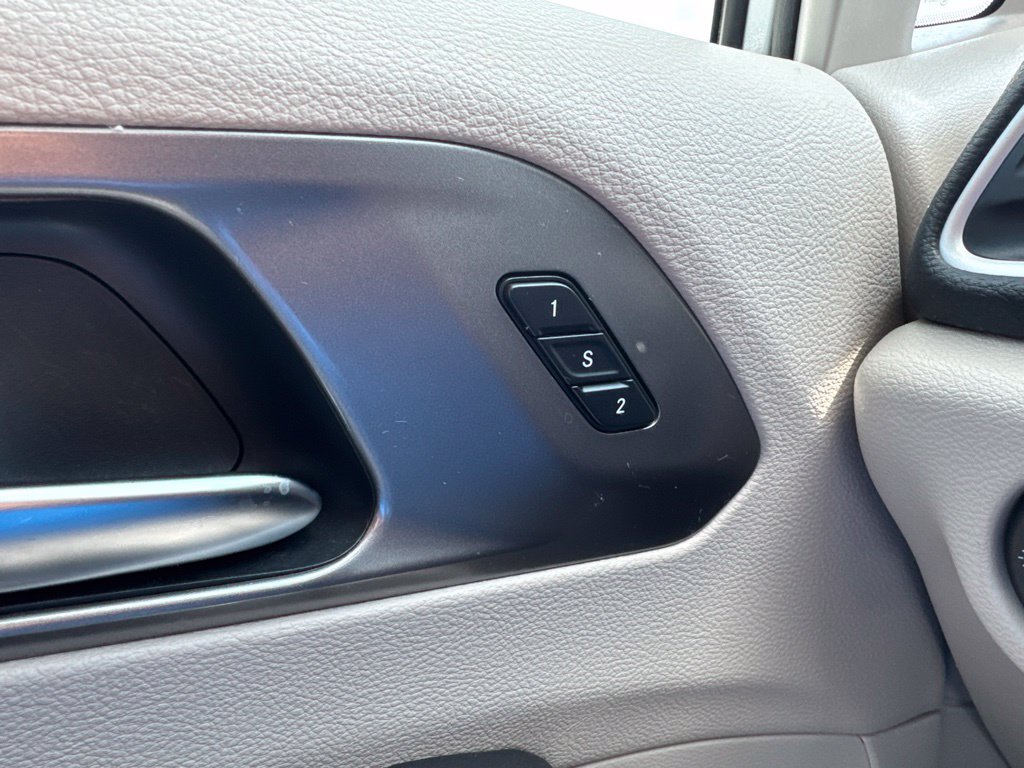 Used 2021 Chrysler Pacifica Touring-L w/ Premium & Safety Sphere Group AWD/4WD image 6