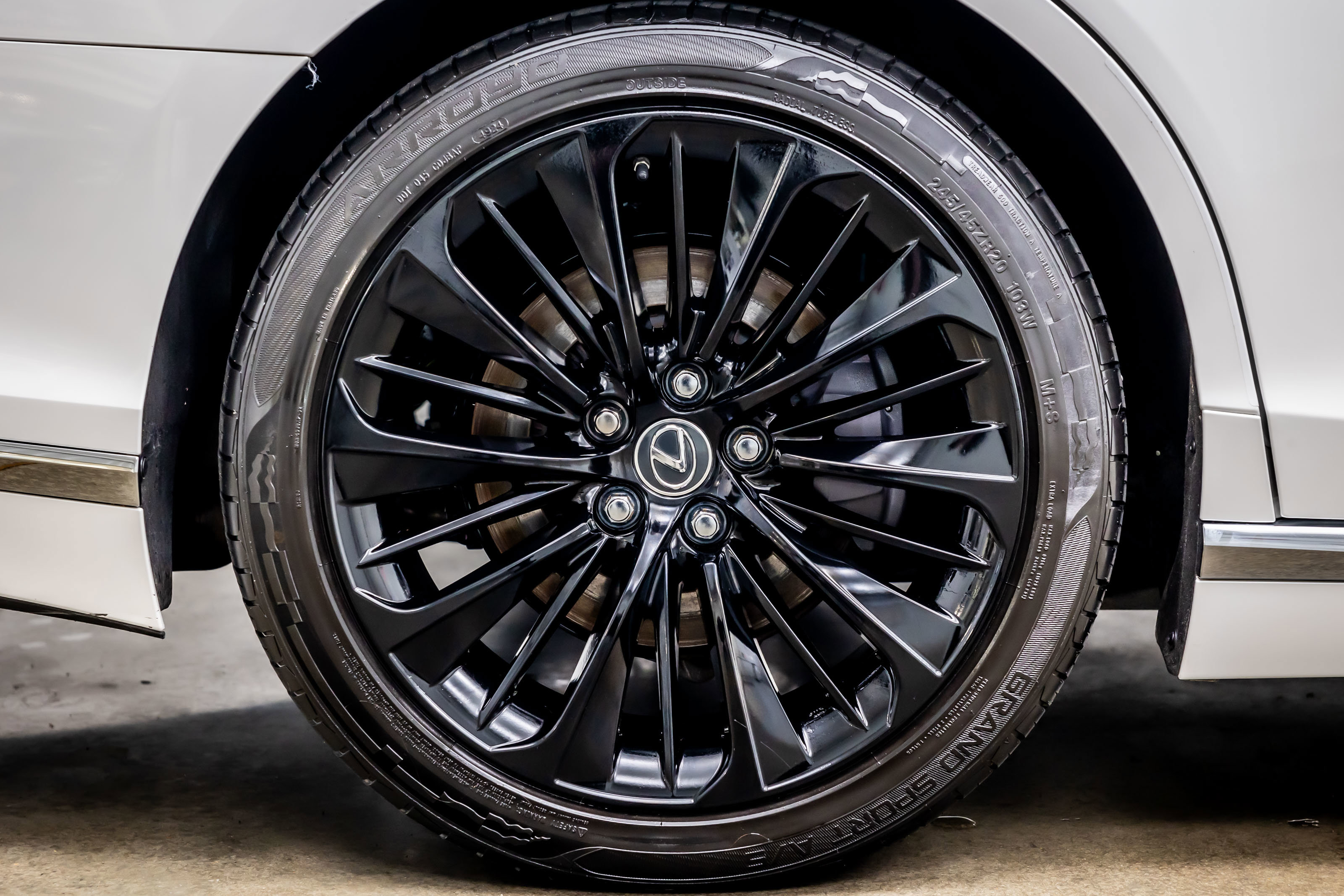 Used 2021 Lexus LS 500 w/ Accessory Package (Z2) RWD image 37
