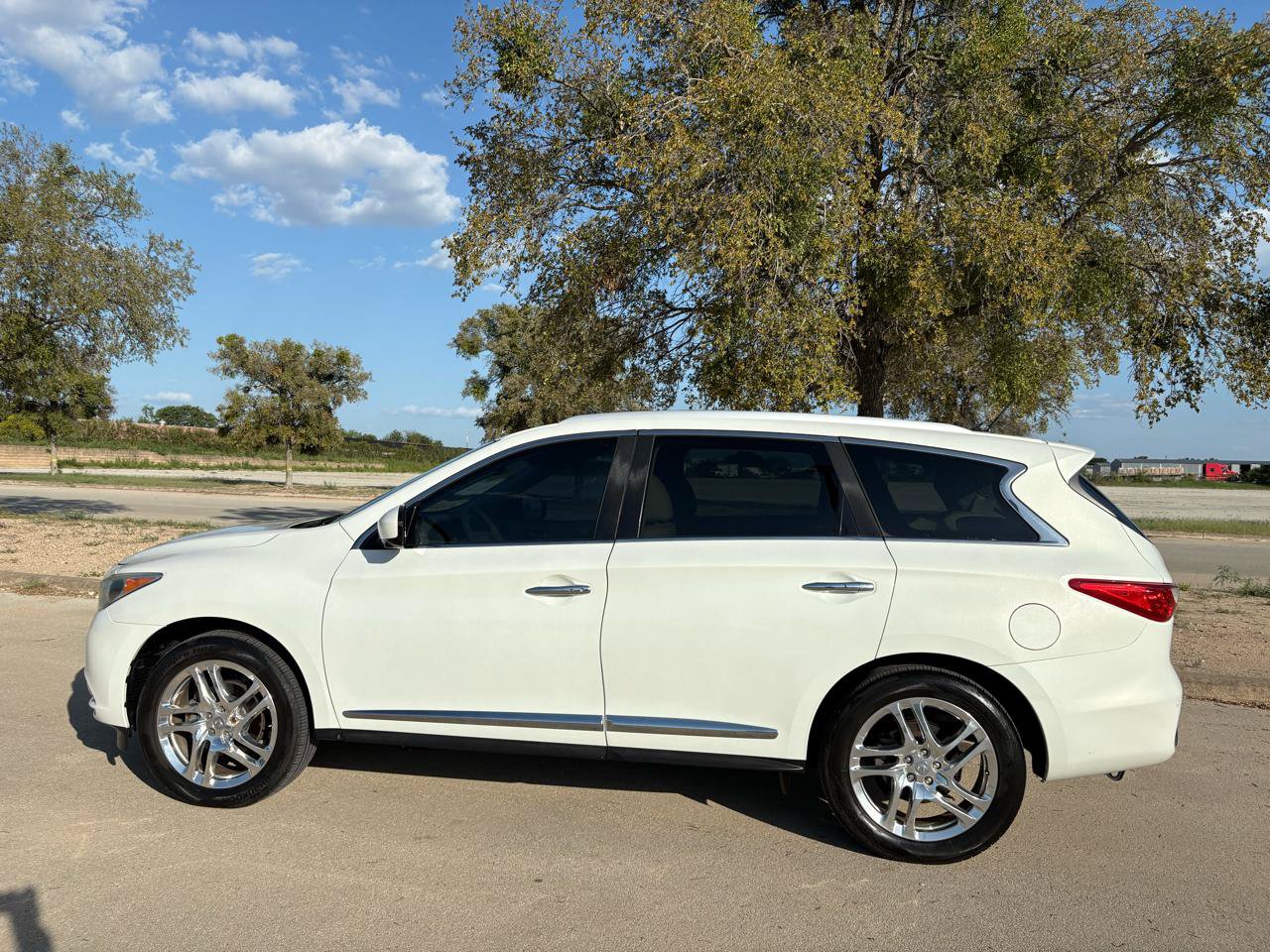 Used 2013 INFINITI JX35 AWD w/ Premium Pkg image 4