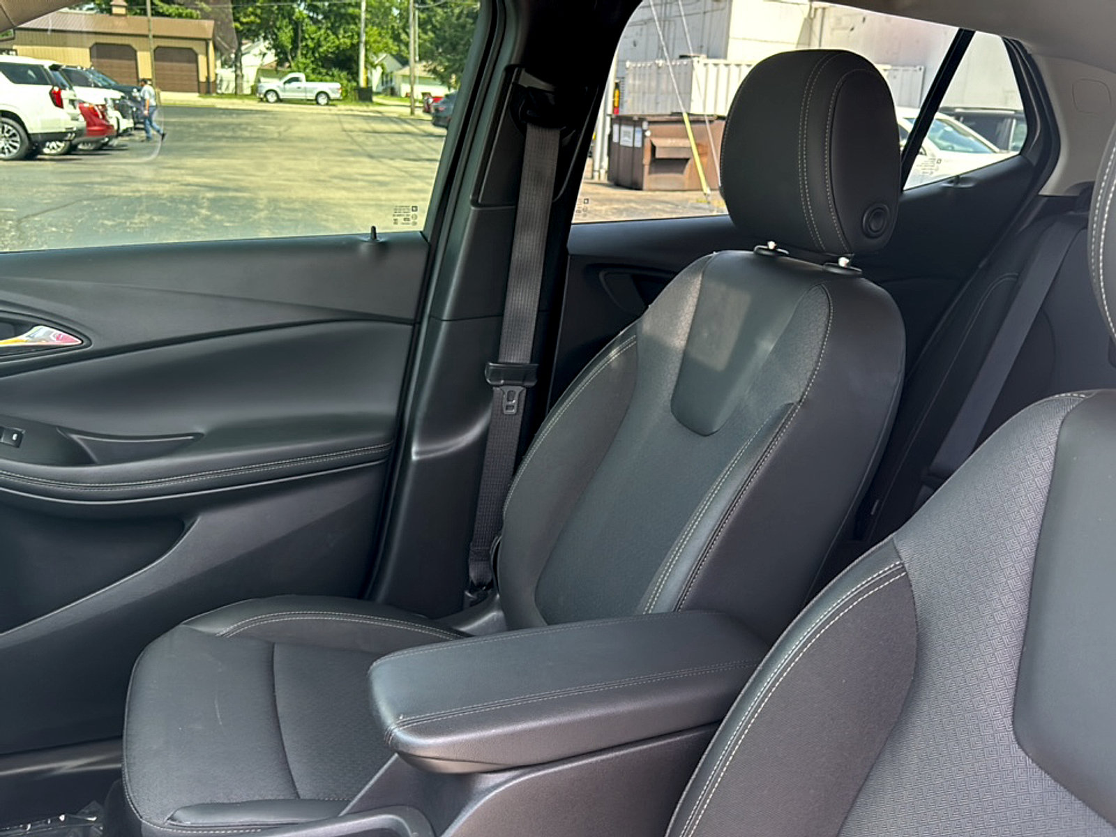 Used 2022 Buick Encore GX Preferred w/ Sport Touring Package FWD image 8