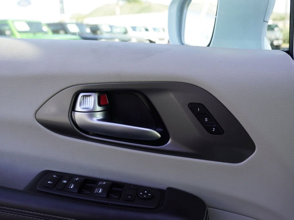 Used 2022 Chrysler Pacifica Touring-L image 10