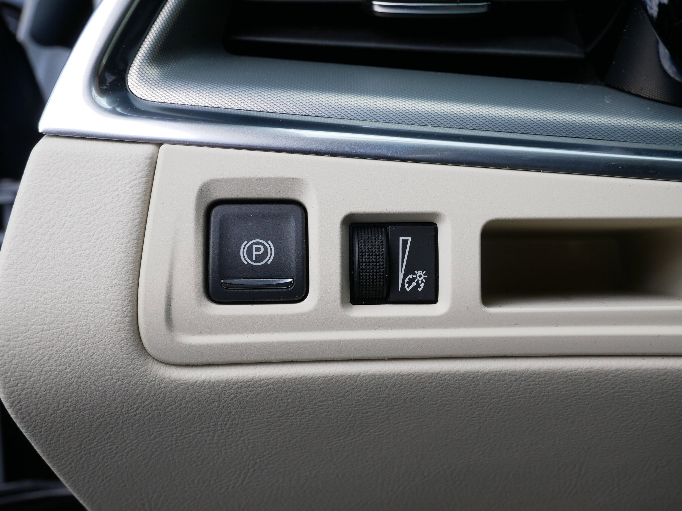 Certified 2022 Cadillac XT5 Premium Luxury w/ LPO, Floor Liner Package AWD/4WD image 8