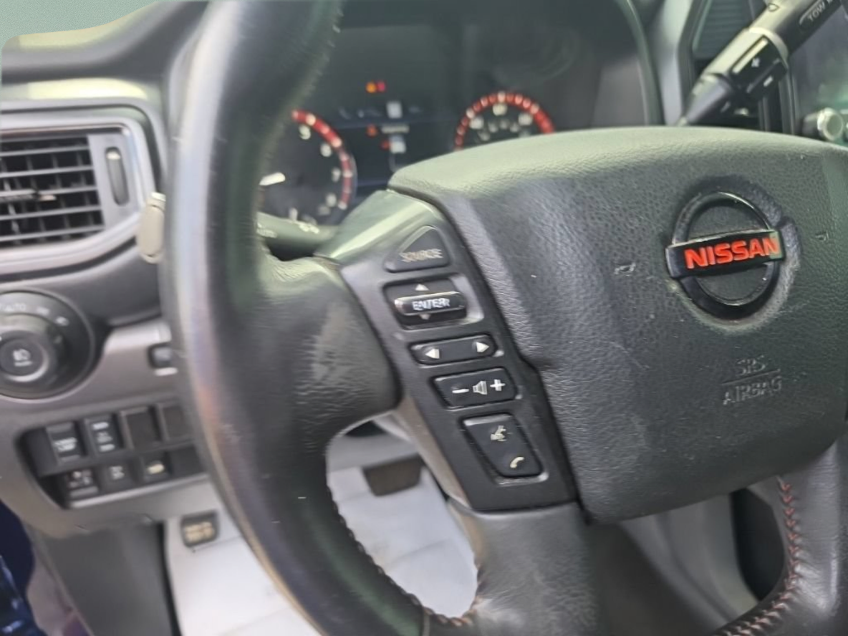 Used 2020 Nissan Titan PRO-4X w/ Pro-4x Convenience Package AWD/4WD image 15
