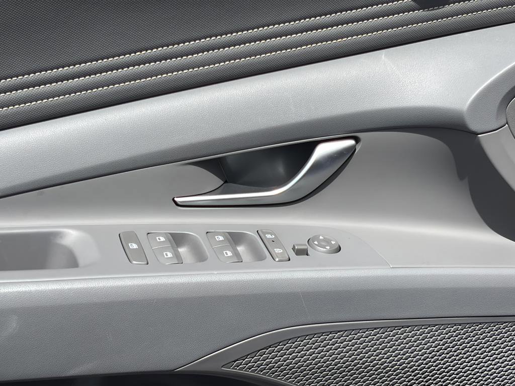 Used 2025 Hyundai Elantra Sport FWD image 12