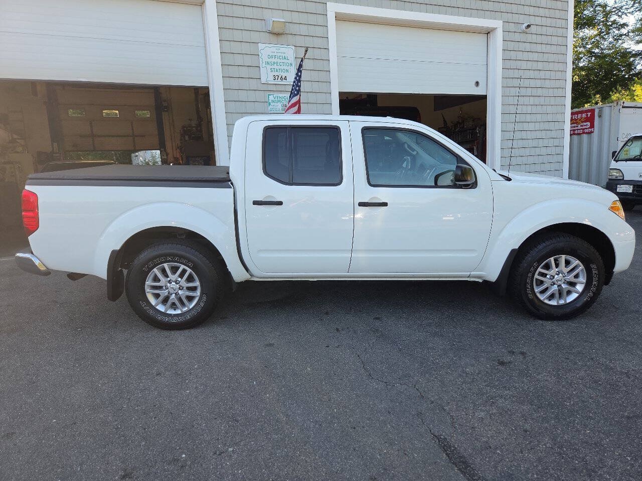 Used 2015 Nissan Frontier SV w/ SV Value Truck Package AWD/4WD image 8