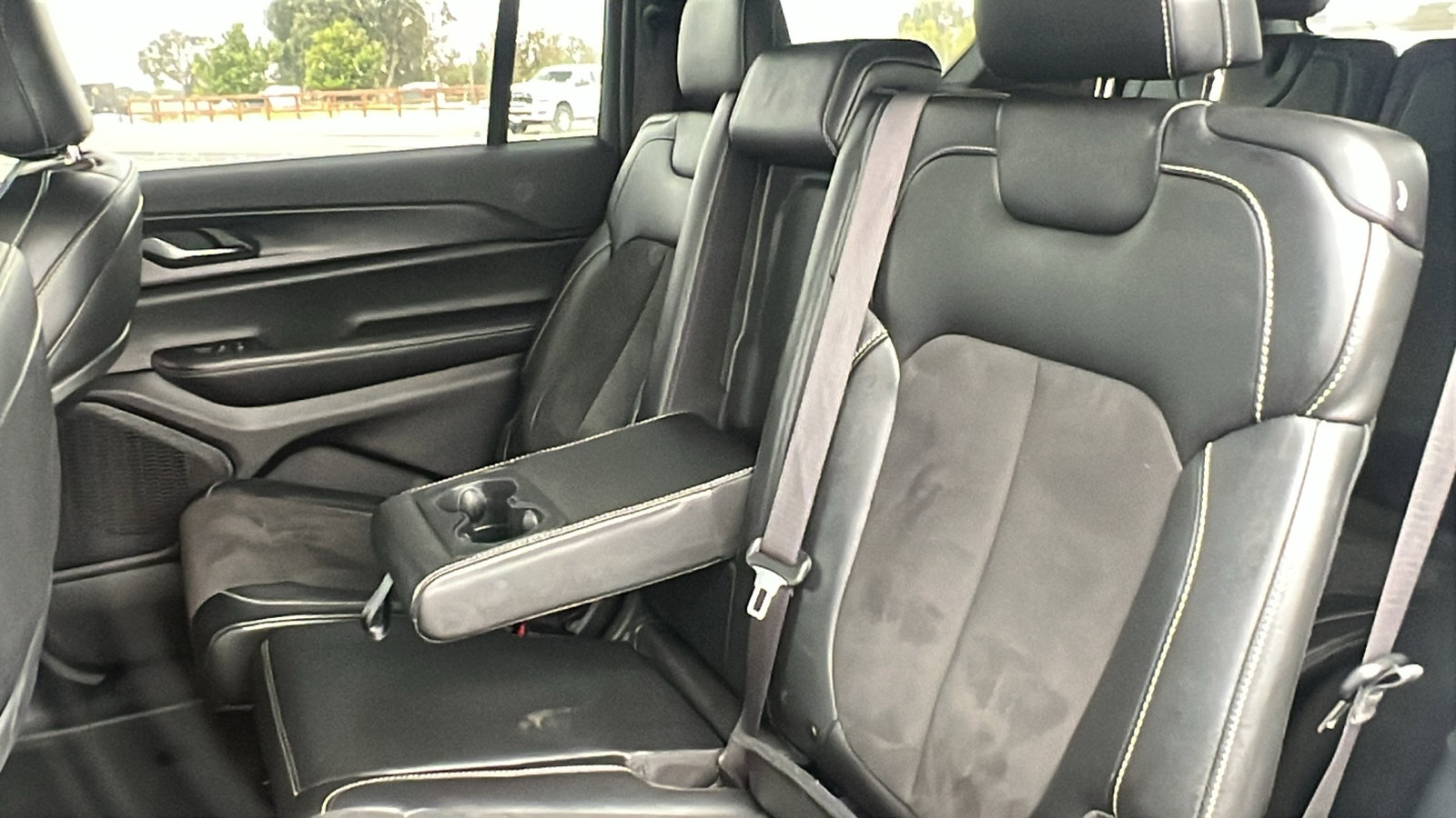 Used 2024 Jeep Grand Cherokee L Laredo image 21