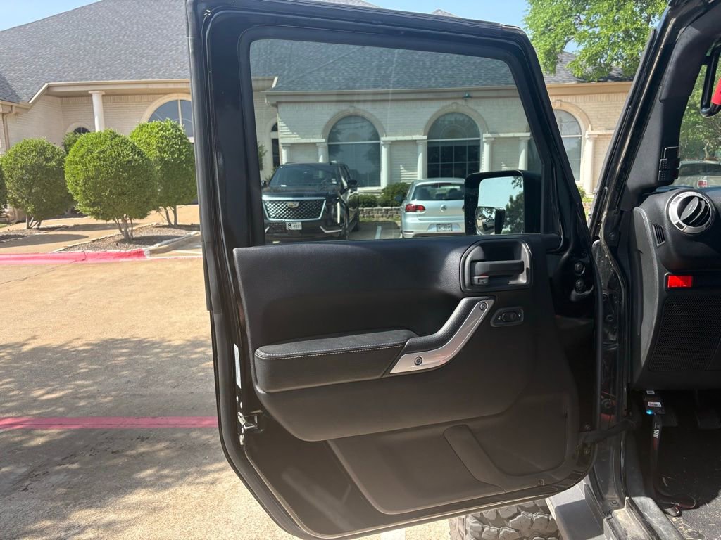 Used 2015 Jeep Wrangler Unlimited Rubicon AWD/4WD image 9