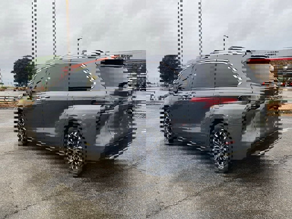 Used 2025 Toyota Sienna Platinum image 7