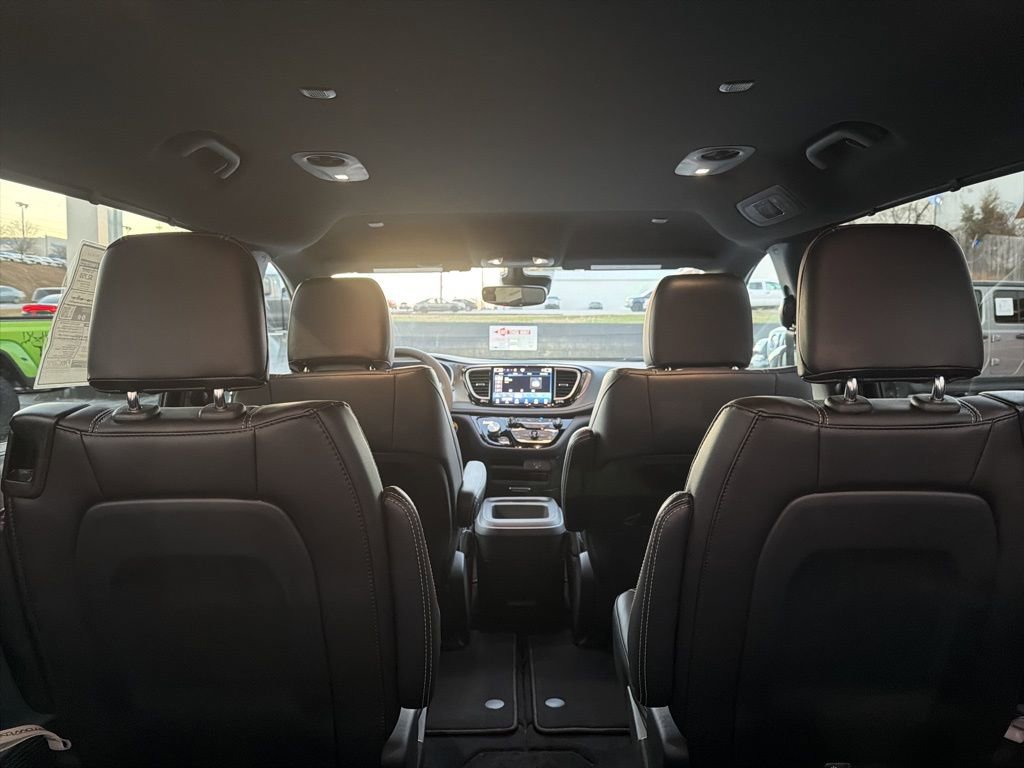 New 2026 Chrysler Pacifica Select FWD image 17