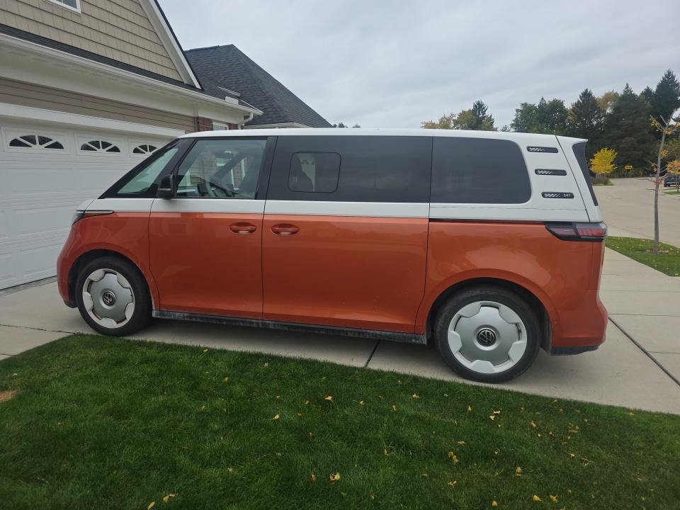 Used 2025 Volkswagen ID. Buzz Pro S Plus RWD image 7